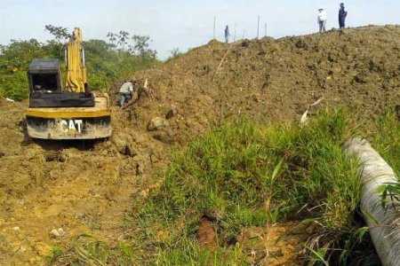 Daño en conducción de agua que pasa por la vía alterna debido a intervención de terrenos