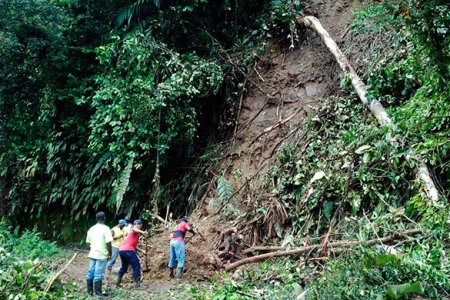 Fuertes aguaceros ocasionan derrumbes en la vía a la bocatoma del acueducto en Escalerete