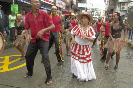 Desfile de Comparsas danzando bajo la lluvia