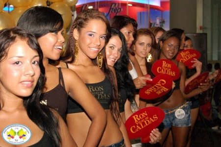 En exigente desfile, las aspirantes a Chica Bahía 2011 mostraron sus atributos
