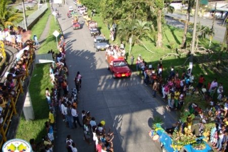 Espectacular desfile de Carrozas y Trajes Típicos de las 8 aspirantes a Señorita Buenaventura