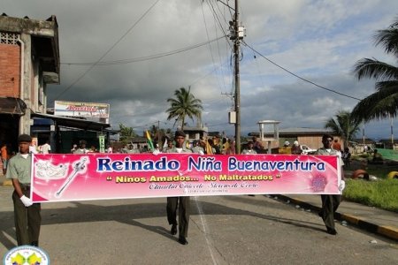 Reportaje Gráfico desfile de carrozas candidatas Reinado Niña Buenaventura