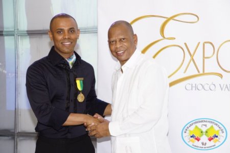 Edwing D Angelo recibió la medalla al Mérito Cívico Pascual de Andagoya durante desfile