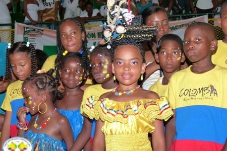 Un desfile multicolor engalanó las calles de Buenaventura como preámbulo al Día de la Afrocolombianidad