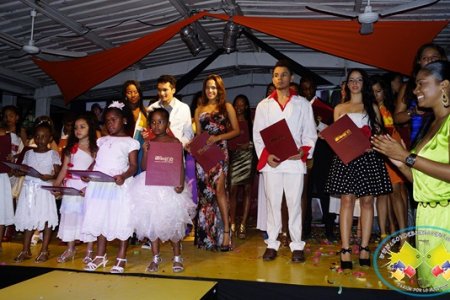 Etnia One realizó desfile de graduación de modelos