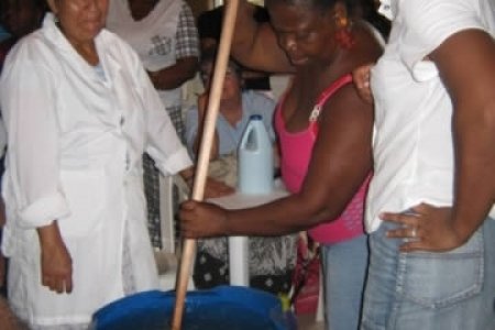 En Buenaventura, 120 desplazados reciben formación en elaboración de Productos de Aseo y Cosmetología Industrial