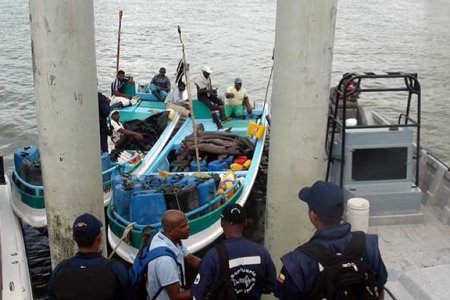 Armada Nacional retiene dos embarcaciones de bandera ecuatoriana con pesca ilegal en Malpelo