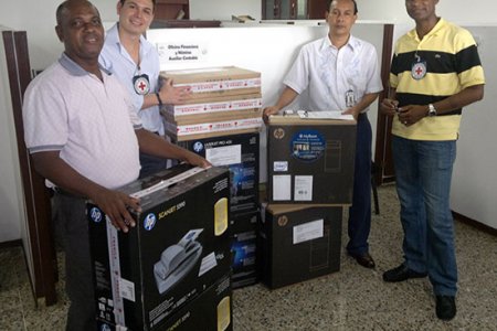 Personería recibe equipos de cómputo en donación