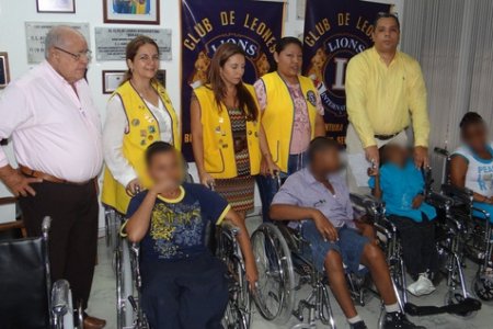 Club de Leones, donó sillas de ruedas a personas discapacitadas