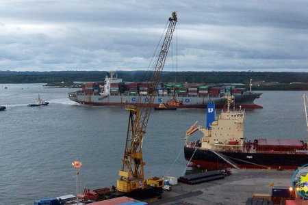 Encalla motonave en canal de acceso al nodo portuario de Buenaventura