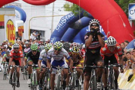 Llegada masiva en Girardot con triunfo de Jairo Salas del Aguardiente Antioqueño en tercera etapa del Clásico RCN