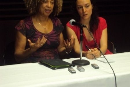 La líder Afroamericana Ángela Davis estuvo de visita en Santiago de Cali para hablar de Feminismo Negro