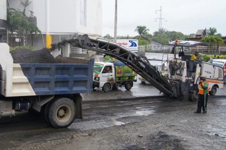 Por fin llegó la fresadora de asfalto para los trabajos de reparcheo en la Autopista Simón Bolívar
