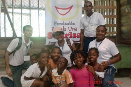 Fundación Regala una Sonrisa, entregó regalos y ropa a niños del Corregimiento de Punta Soldado