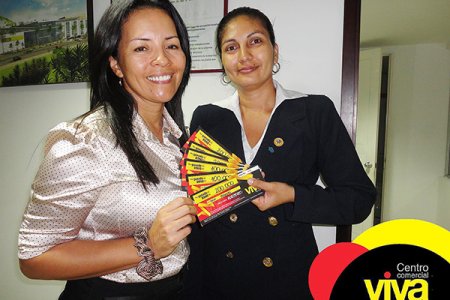 El Centro Comercial Viva Buenaventura entrega premio a ganadora de sorteo