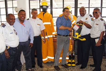 Gases de Occidente dona uniformes al Cuerpo de Bomberos de Buenaventura