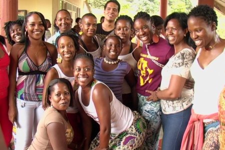 Grupo de danza estadounidense en la Universidad del Pacífico
