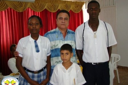 Grupo Valores entrega computadores a 3 colegios de la ciudad
