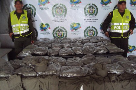 La Policía Nacional Encontró abandonados en el muelle turístico de Buenaventura uniformes de su interno de la institución