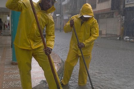 Hidropacífico atiende inundación por fuerte aguacero