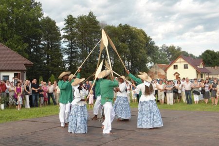Fundación Cultural Juventud Porteña busca ayuda para viajar a festival de danzas en Polonia