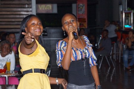 A todo pulmón, el karaoke más divertido en Viva Buenaventura