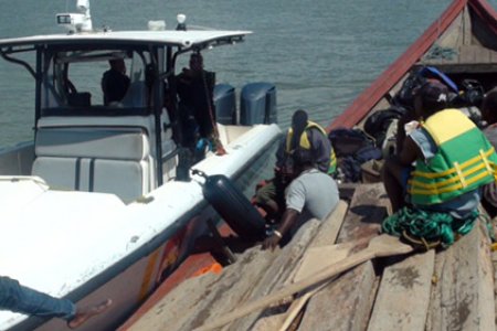 Armada Nacional incauta madera ilegal en Buenaventura