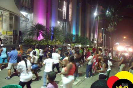 Rumba-terapia nocturna y exposición de rapel en  Viva Buenaventura