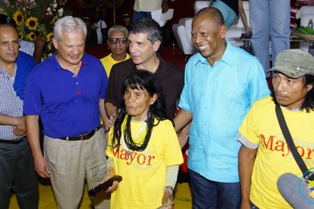 El Ministro de Trabajo y el Alcalde de Buenaventura realizaron reconocimiento a la población adulta mayor de 100 años
