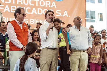 Ministro de Vivienda entregó escrituras a 400 propietarios en Jamundí