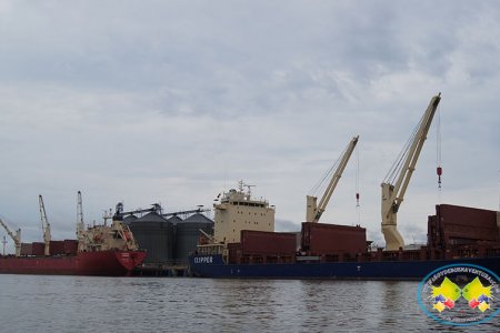 Barco atracado en muelle Compas colisiona contra otro en el muelle 14 de la Sociedad Portuaria