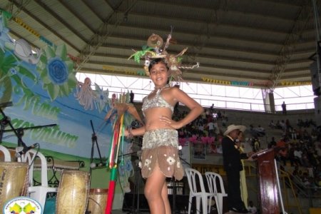 La candidata de la Comuna 4 fue coronada como Niña Buenaventura en el Festivalito 2009