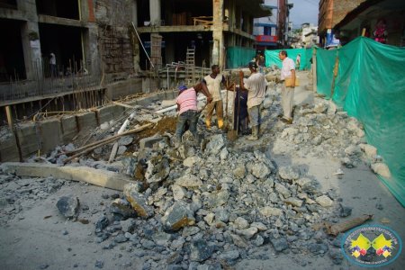 Constructor de edificio dice que ha obrado con responsabilidad frente a daños presentados en la vía pública
