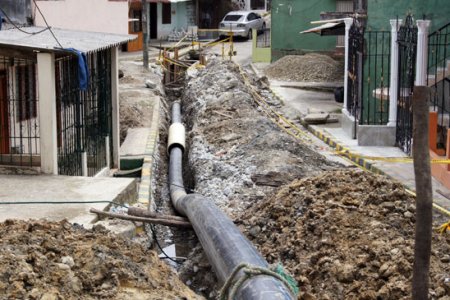 Continúan empalmes  en obras de acueducto en la Independencia