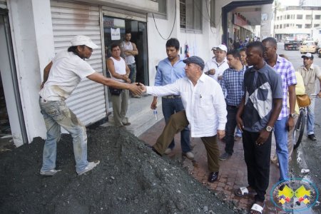 Gobernador Ubeimar Delgado recorrió las calles del centro de Buenaventura saludando la comunidad