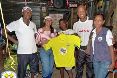 La fundación Vení Jugá de Osman López y Bonner Mosquera, dotó a los niños de San José con implementos para la práctica del fútbol