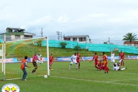 Una ventaja de dos goles fue desperdiciada por el equipo porteño que se hunde en la tabla