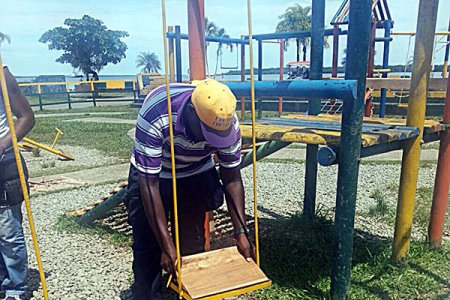 Cuatro personas en reintegración ayudaron a recuperar parque infantil