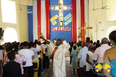 La Parroquia Cristo Redentor celebró la resurrección de Cristo