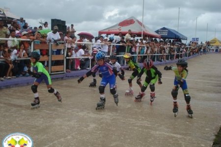 Se iniciaron las competencias de patinaje en el Polideportivo del barrio El Cristal