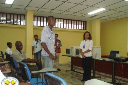 Tal como lo había anunciado Fundación SPRBUN entregó computadores a escuelas de la ciudad