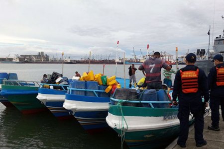 Inmovilizadas cinco embarcaciones extranjeras cuando pescaban ilegalmente en aguas colombianas