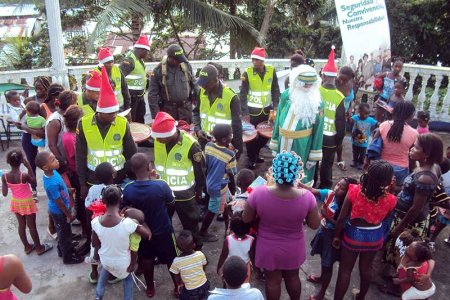 La Policía Nacional alegró la navidad a niños, niñas y adolescentes de Buenaventura