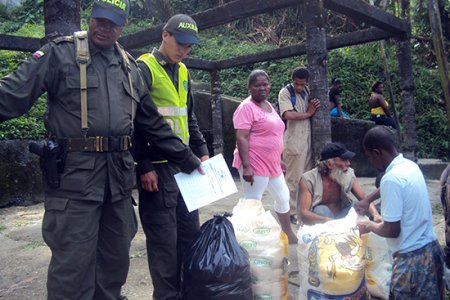 Policía realizó segunda jornada de entrega de mercado para la población más vulnerable de Buenaventura