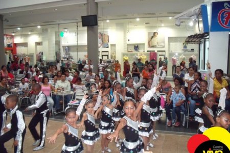 Evolución Salsera y porristas del Liceo de Occidente en Viva Buenaventura