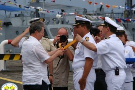 Presidente Uribe condecoró a más de 30 oficiales y suboficiales de la Armada Nacional