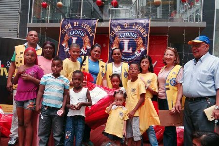 Club de Leones Buenaventura Monarca entrega regalos en navidad a comunidad menos favorecida