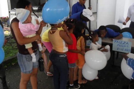 Empleados de la Fundación Sociedad Portuaria Regional de Buenaventura, entregaron regalos a niños y niñas de La Palera y Alpopular