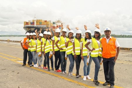 Candidatas a Señorita Buenaventura visitaron las instalaciones de la Sociedad Portuaria