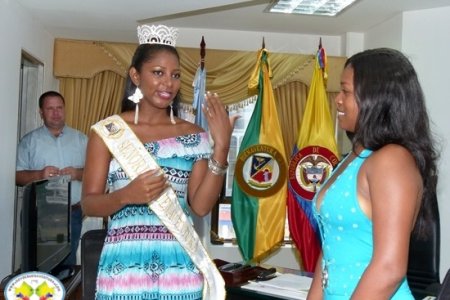 Le fue entregada la corona a Hazel Yurany Chunga Alomia